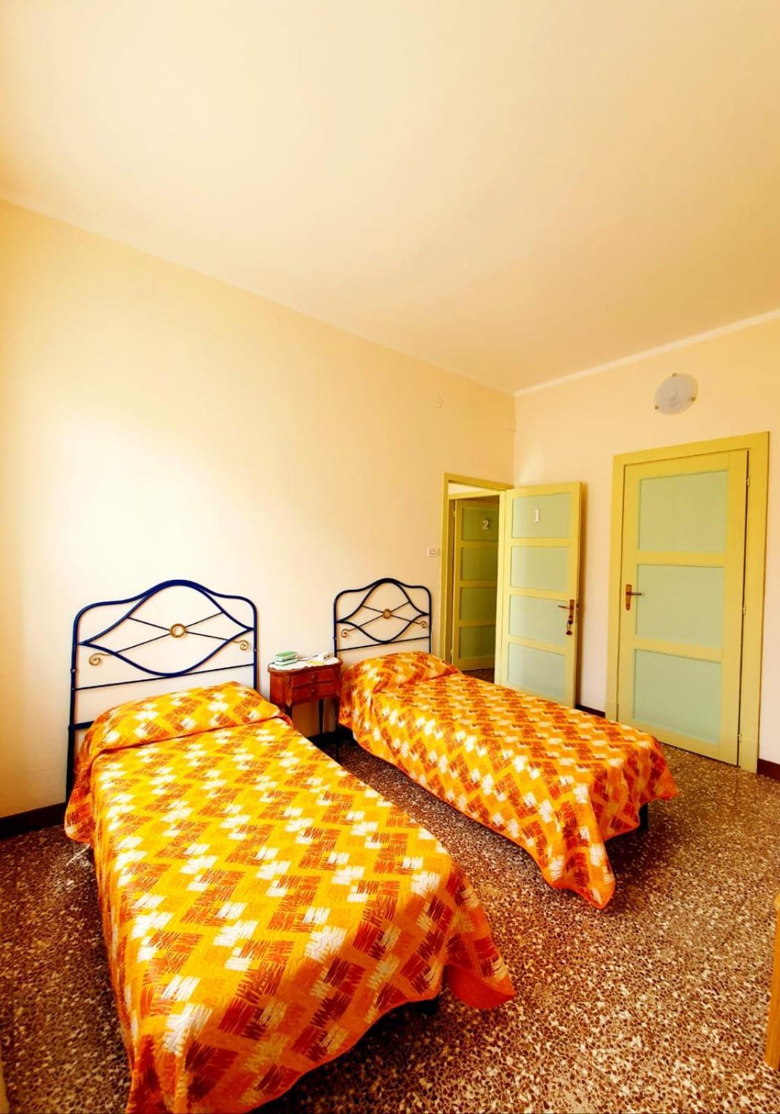 Il Girasole ...At Andorus' House Bed and Breakfast Erli Rum bild